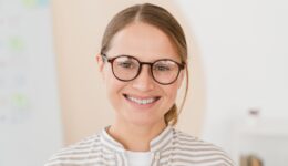 Closeup,Cropped,Portrait,Of,Caucasian,Smiling,Young,Woman,Freelancer,Teacher