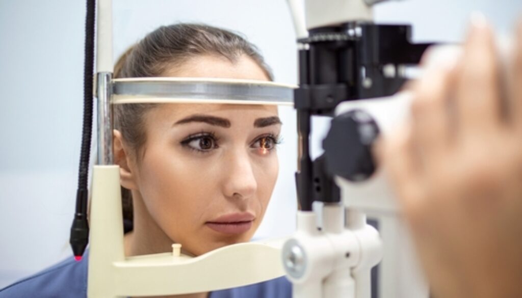 Attentive,Optometrist,Examining,Female,Patient,On,Slit,Lamp,In,Ophthalmology