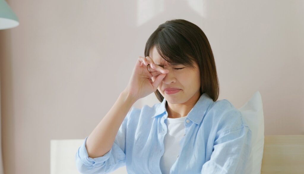 Asian,Woman,Has,Allergy,And,She,Is,Rubbing,Her,Eyes